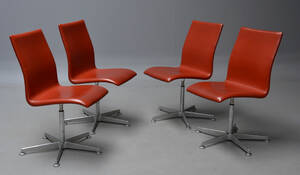 Arne Jacobsen. Sæt på fire Oxford stole med returdrej, cognacfarvet læder 4  Denne vare er sat til omsalg under nyt varenummer 4623494