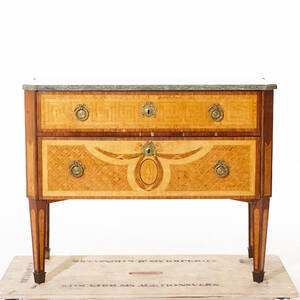 Byrå i gustaviansk stil 