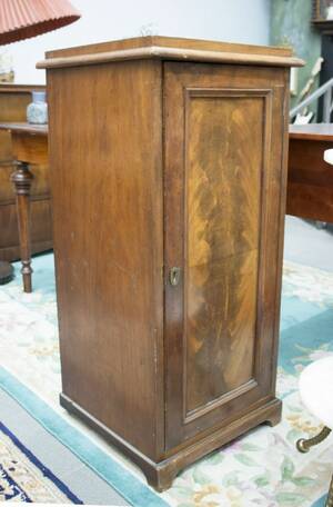 Kolonnskåp, Karl Johan