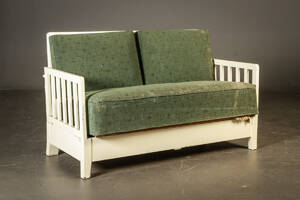 Tremmesofa af hvidmalet træ med nedfældbare sider, medio-1900-tallet