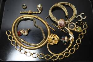 PARTI med colliérer, broscher, ring och örhängen