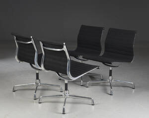Charles Eames. Et sæt på fire stole, model EA-105 4