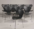 Arne Jacobsen 1902 - 1971. Sæt på otte stole syveren , model 3107, nybetrukket med sort analin læder 8
