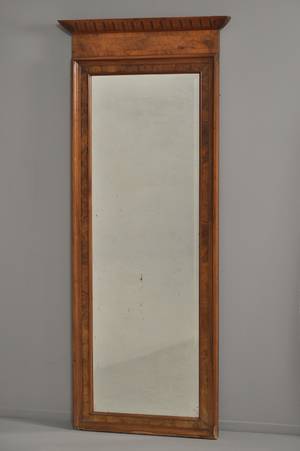 Spejl af nøddetræ, 1800-tallet