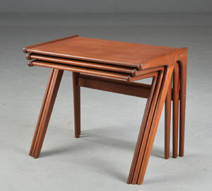 Dansk møbelproducent. Indskudsborde af teak 3 