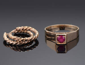 Par øreringe og ring af guld 3