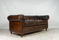 Chesterfield Sofa mit braunem Lederbezug