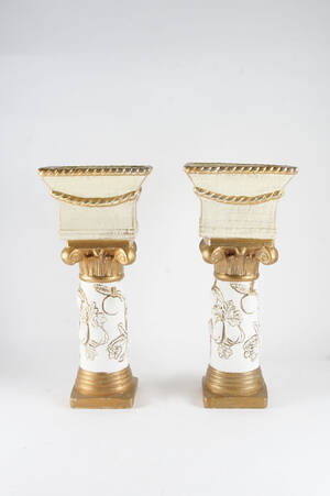 Piedestaler, ett par i bl a gips. 1900-tal. 2 Denna vara har satts till omförsäljning under nytt varunummer4215421