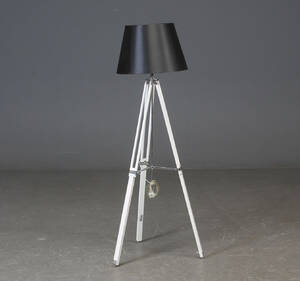 Standerlampe af hvidlakeret træ og forkromet metal. 