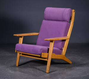 Hans J. Wegner. Højrygget lænestol af eg, model GE290A
