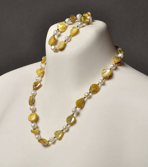 Smykkesæt med hvide ferskvands kulturperler og limegrønne shellperler