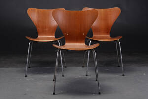 Arne Jacobsen. Tre stole model 3107 Syveren af teak 3  Denne vare er sat til omsalg under nyt varenummer 5063546