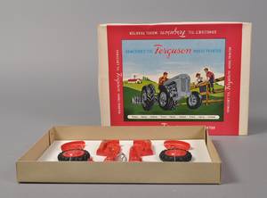 Triton - samlesæt til Ferguson model traktor i org. æske. Fra 1950erne.