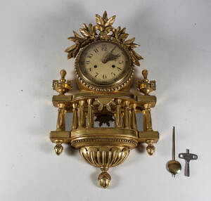 Väggpendyl, förgyllt trä, gustaviansk stil, 1900-talets senare hälft.