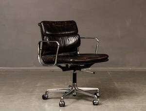 Charles Eames, EA 217, soft pad kontorsstol, mörkbrunt patinerat skinn
