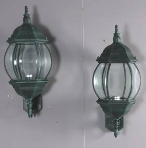Par udendørs væglanterner, grønpatineret.  2