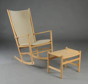 Hans J. Wegner. Gyngestol, model J16 med skammel 2