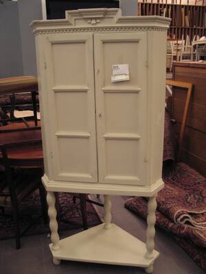 Hörnskåp, Vitmålat