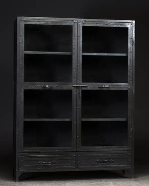 Vitrineskab i metal. Rustikt look. Industrielt design