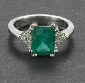 Smaragdring mit Brillanten in Weißgold ca. 2.30 ct. und 0.15 ct.