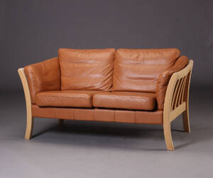 Dansk møbelproducent. To-pers. tremmesofa, bøgetræ