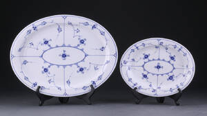 Royal Copenhagen. To ovale serveringsfade, musselmalet, riflet 2