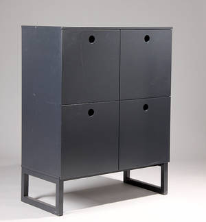 Skabsmøbel af sortlakeret træ
