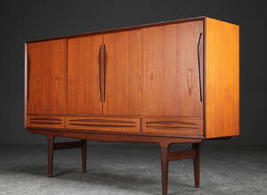 Skænk af teaktræ, 1950erne, dansk møbelproducent