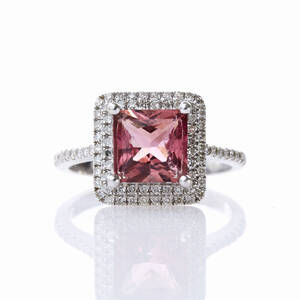 Ring med rosa turmalin samt diamanter