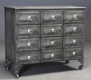 Kommode af jern i industriel stil