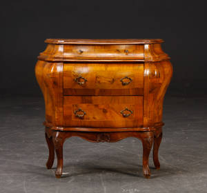 Rokokoform kommode, nøddetræ