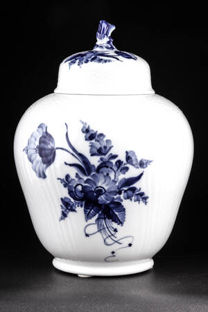 Royal Copenhagen. Lågvase af porcelæn