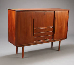 Dansk møbelproducent. Høj skænk