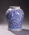 Stor vase i blå glasur med dragemotiv. 1900-tallet.