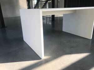 Højborde af hvid lakeret træ 2 stk. 