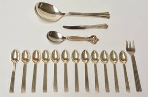 Georg Jensen. Bernadotte bestikdele af sterlingsølv samt tre dele af sølv og pletsølv. 16