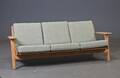 Hans J. Wegner. Tre-pers. sofa model GE-2903, egetræ