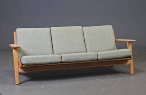 Hans J. Wegner. Tre-pers. sofa model GE-2903, egetræ