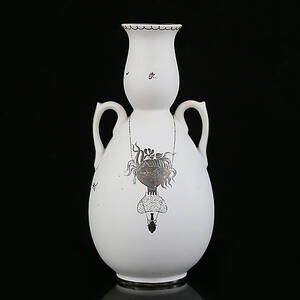 STIG LINDBERG. VAS med hänklar, keramik med silvrdekor Grazia Gustavsberg, 195060-tal.