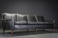 Dansk møbelproducent. Fire-pers. sofa betrukket med sort læder Denne vare er sat til omsalg under nyt varenummer 4760845