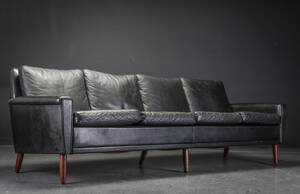 Dansk møbelproducent. Fire-pers. sofa betrukket med sort læder Denne vare er sat til omsalg under nyt varenummer 4760845