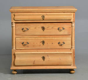 Kommode af fyrretræ