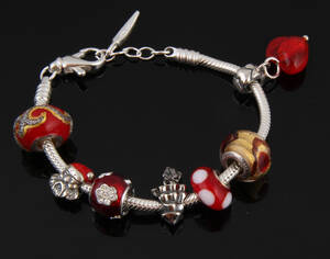 Bacio, Italien. Armbånd med 7 charms, nogle med julemotiver, sterlingsølv