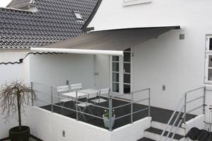 Markise, sort regnvindsol sensor, 500 cm polyesterdug, hellukket aluminiumskasse, motor og fjernbetjening