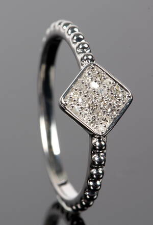 Diamantring, rhombeformet af 9 kt hvidguld, 0.16 ct.