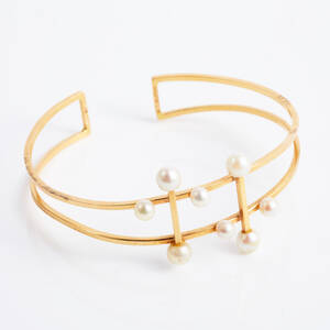 Armring 18 k guld saltvattenpärlor