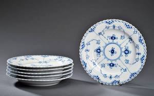 Kgl. Porcelæn. Musselmalet, helblonde middagstallerkener. 6