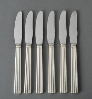 Sigvard Bernadotte for Georg Jensen. Bernadotte seks frokostknive med skafter af sterlingsølv. 6