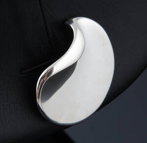 Hans Hansen for Georg Jensen. Moderne broche af sterlingsølv 