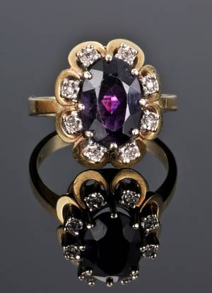 Guldring med ametyst og diamanter